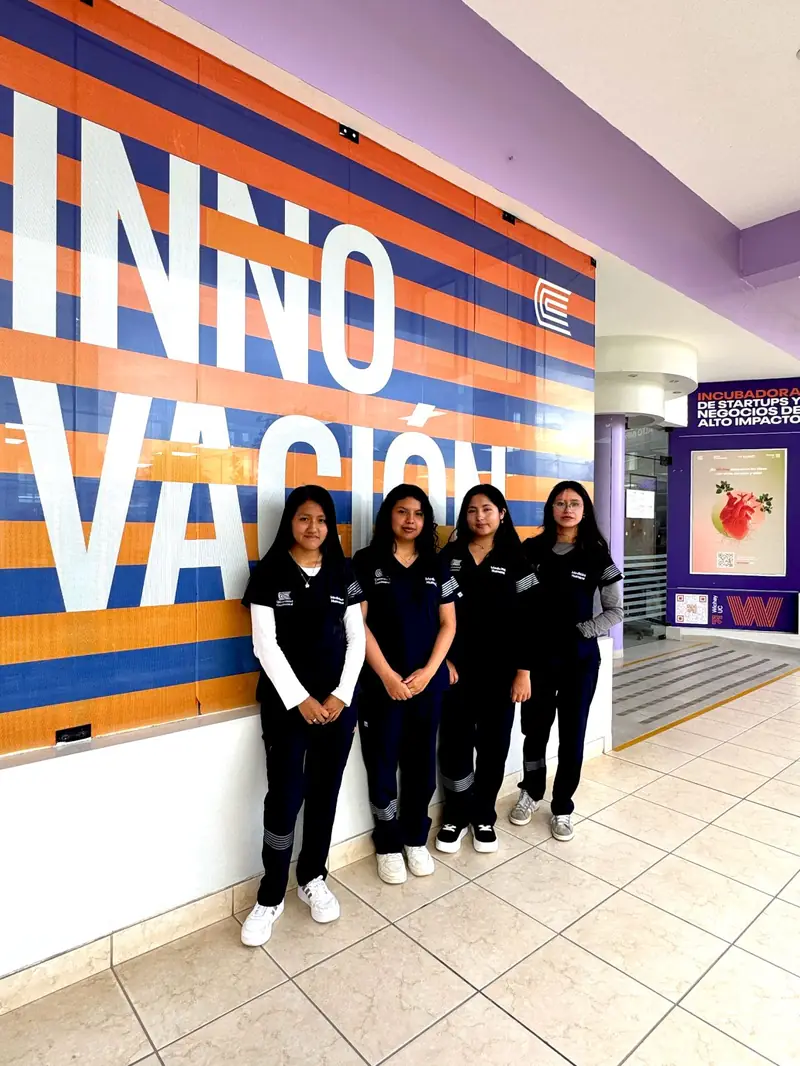 Estudiantes de Labs frente al mural de innovación del campus