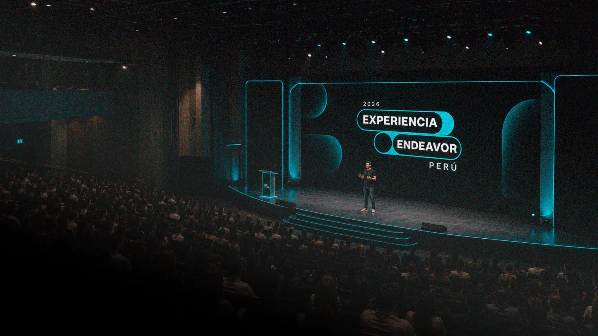 Escenario de la Experiencia Endeavor Perú 2026 con el auditorio lleno