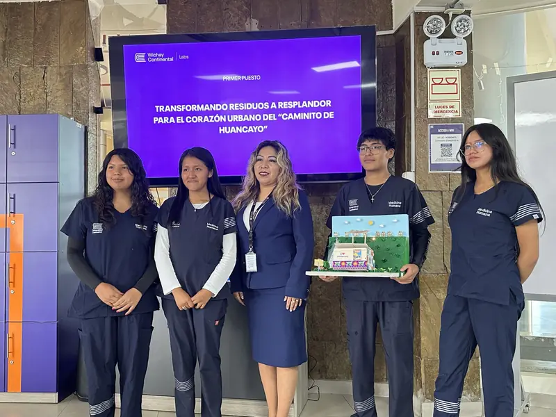 Equipo ganador presentando su maqueta de proyecto urbano en Labs