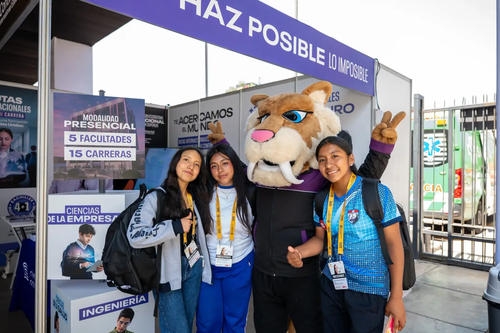 Escolares con la mascota de la Universidad Continental